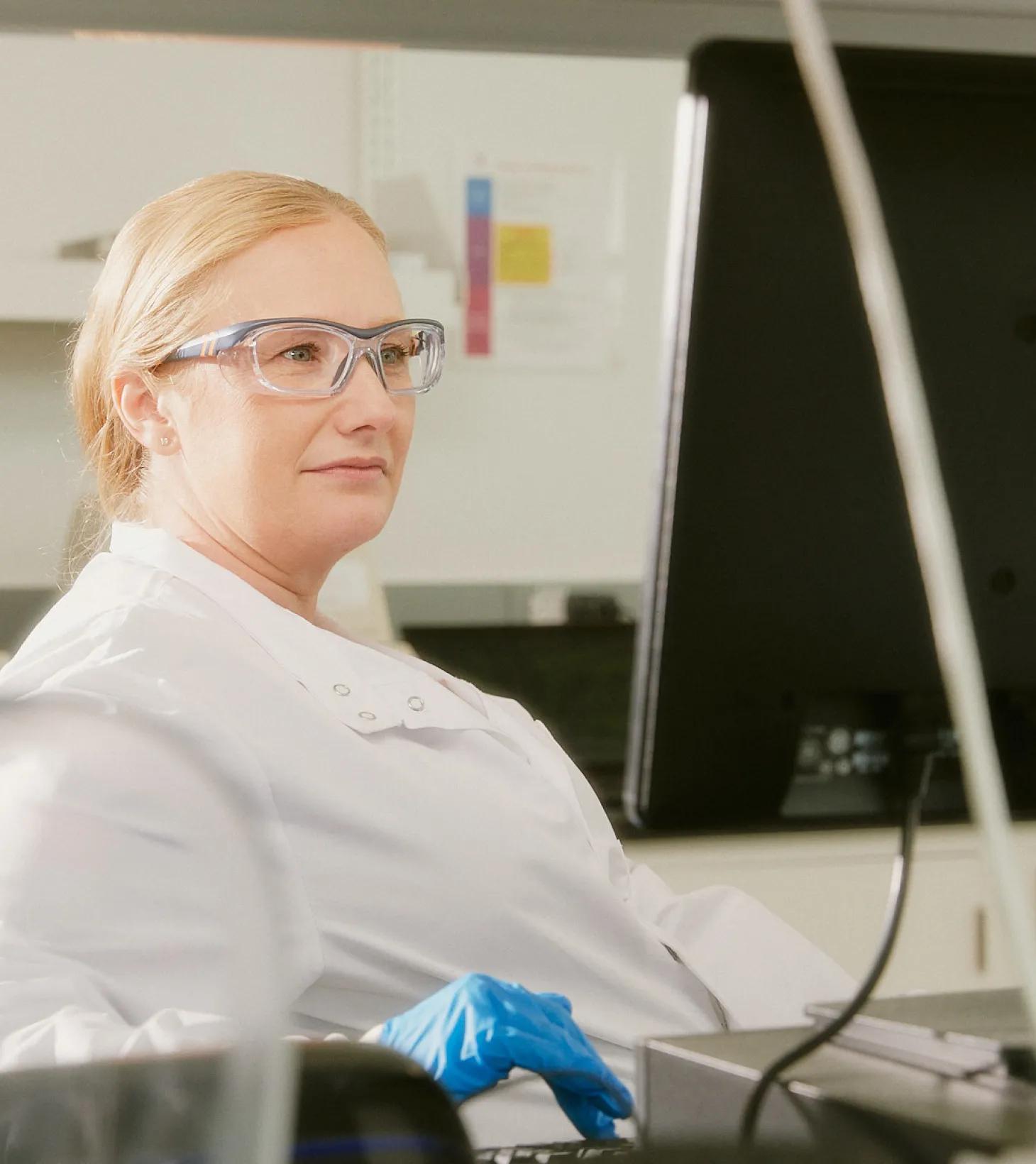 Lady working in lab for workbench multi-modal data analysis